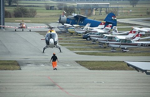 Helikopter treffen in Grenchen ein.
