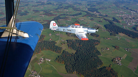 Auf der Höhe vom Cockpit.