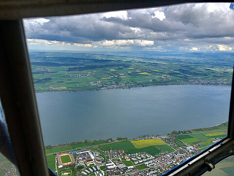 Sempachersee mit dem Parablegiker Zentrum in Nottwil.