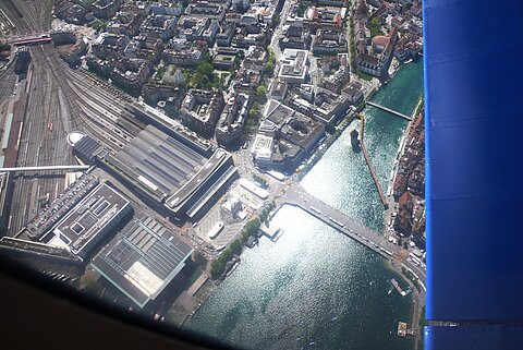 Der unverkennbare Bahnhof und die Kappelbrücke.