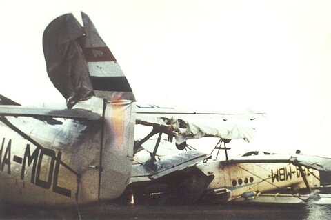 Die Verankerungen lösten sich und An-2 flogen von selbst.