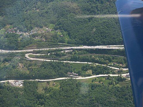 Strasse und Eisenbahn gewinnen an Höhe in Richtung Gotthard.