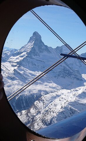 Vor uns taucht das Matterhorn auf.