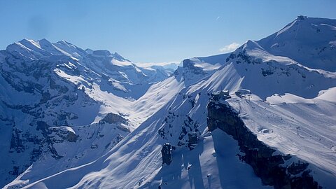 Rechts Mittelstation Schilthorn und oben Restaurant Schilthorn.