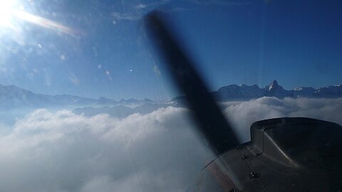 Wir können über den Nebel steigen. Vor uns das Stockhorn.