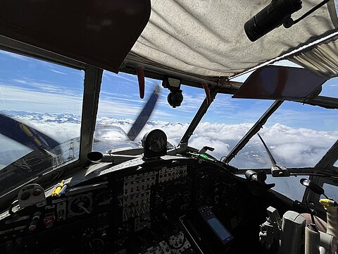 Gantristgebiet noch in den Wolkendecken verhangen.