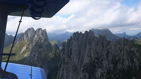Die Bergspitzen namens, Gastlosen beim Jaunpass.