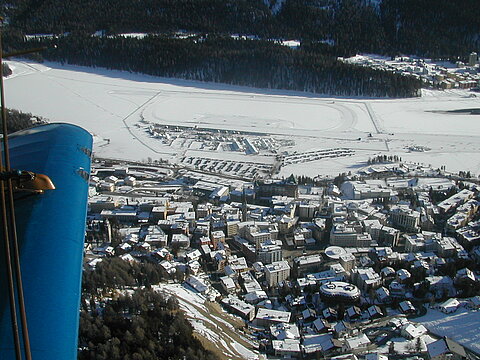 Die An-2 gewinnt an Höhe für den Julierpass, unten St.Moritz.