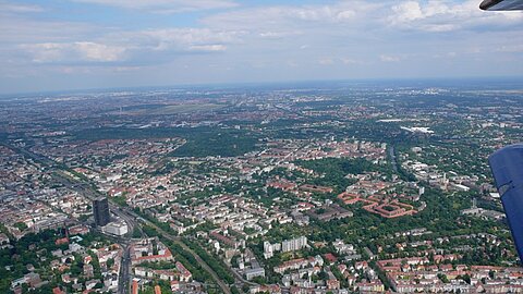 Im Anflug auf Berlin, Bildmitte Flugplatz Tempelhof.