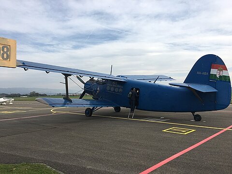 Eine neue Gruppe besteigt das Flugzeug.