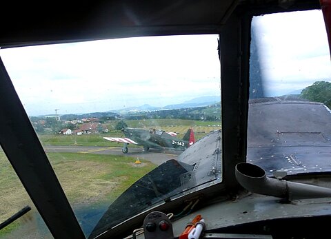 Morane und An-2 bereit für den Start.