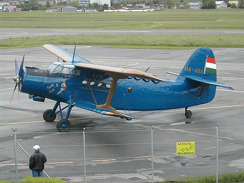 Postflieger landet in Bern Belpmoos.