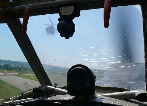 Ein Robinson Helikopter schwebt zur Landung an.