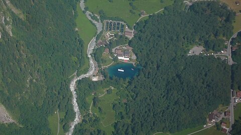 Tief unten der Blausee.
