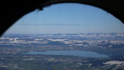 Zugersee dahinter die Erhebungen vom Töstal.