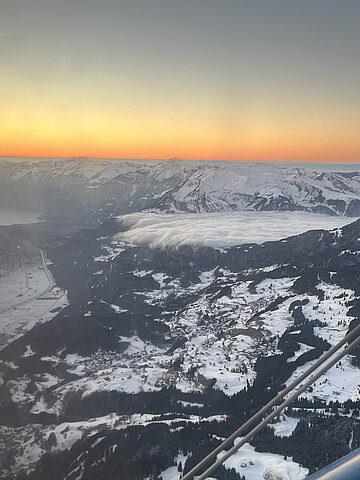 Über den Brünigpass fällt eine Wolkenlawine.