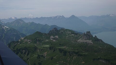 Vordergrund die Schinigeplatte, dahinter der Niesen.