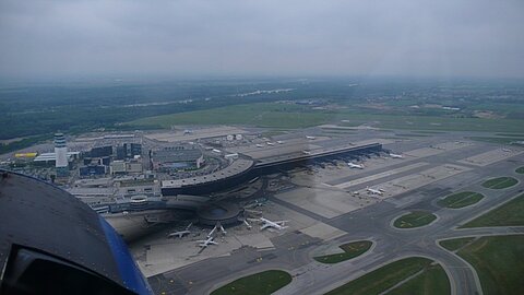 Verschiedene Telefonate ermöglichten den tiefen Überflug über Wiener-Flugplatz.