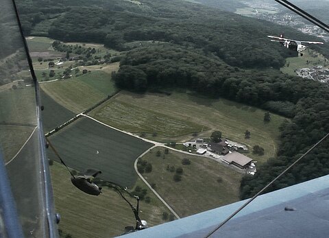Verlassen der An-2 daneben der Aufklährer Stinson.