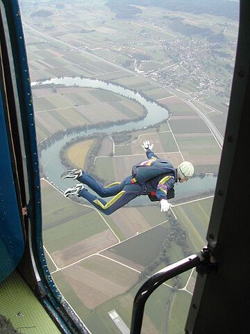 Der Fallschirmspringer bringt diese auf den Flugplatz Grenchen.
