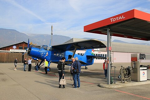 Bereits warten die Passagiere auf ihren Flug.