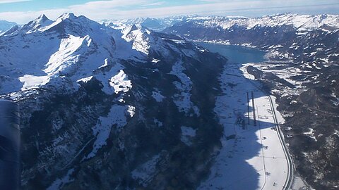 Militärflugplatz Meiringen mit Brienzersee.