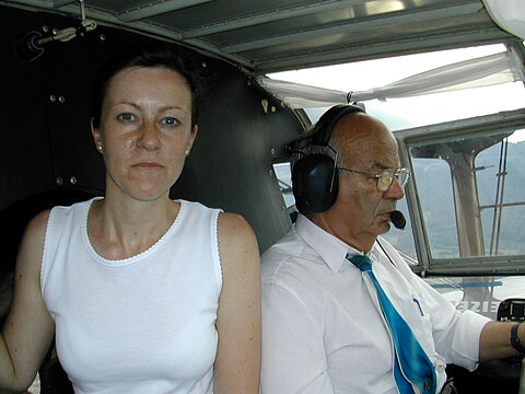Brigitte im Cockpit der AN-2.