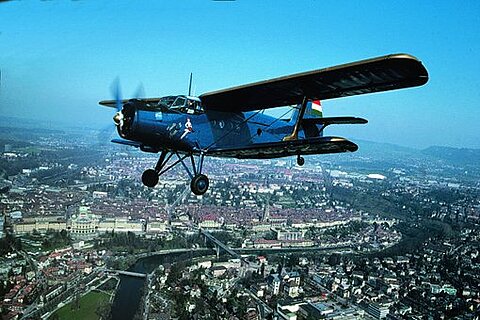 AN-2 über der Stadt Bern für eine Postkarte.