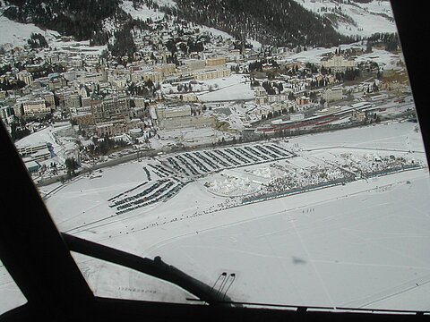 Die Pferderennbahn von St.Moritz ist im Anflug gut zu erkennen.