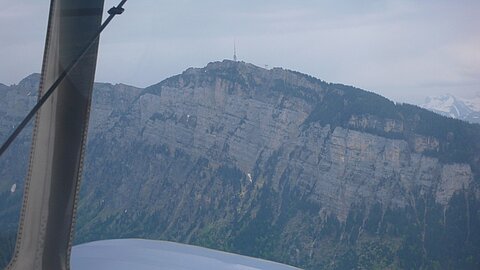 Niederhorn mit dem Sendeturm.