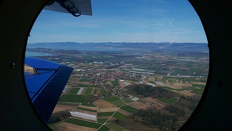 Murten- und Neuenburgersee, dahinter der Chasseral.