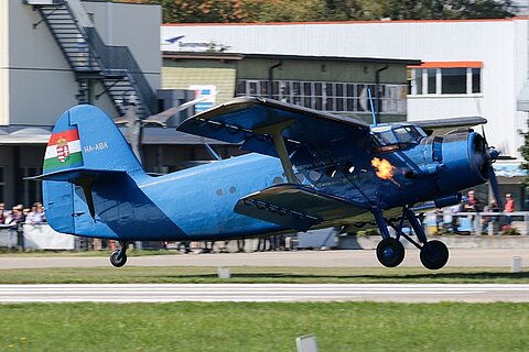 Mit aus dem Auspuff landet auch die An-2.
