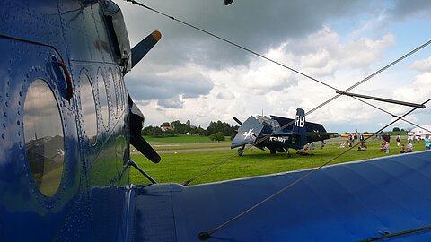 Wir werdden neben dem Grumann Torpetoflugzeug abgestellt.