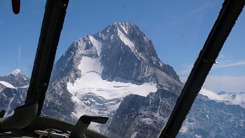 Aus dem Cockpit der An-2 das Bietschhorn.