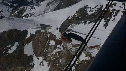 Vorbei am Bergrestaurant des Jungfraujoches