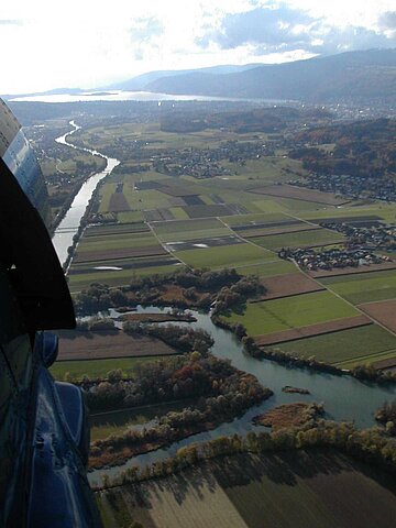 Vor uns der Bielersee.