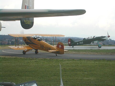 Trainigsflugzeuge Pilatus P-2 und Bücker Jungmann.