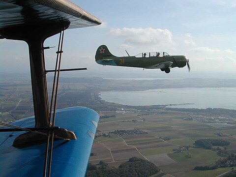 Im Steigflug mit den Fallschirmspringer begegnen wir ...
