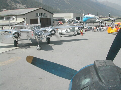 Abgestelte Oldtimerflugzeuge.