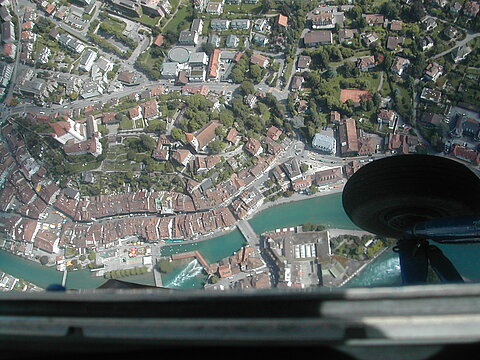 Einflug erfolgt über die Altstadt von Thun.
