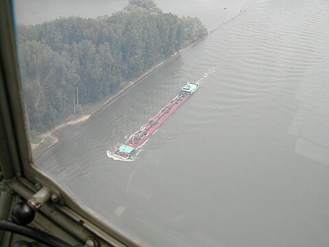 Rheinschiff im Anflug auf Speyer.