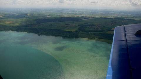 Gut sichtbar der Übergang in das tiefere Gewässer vom Neuenburgersee.