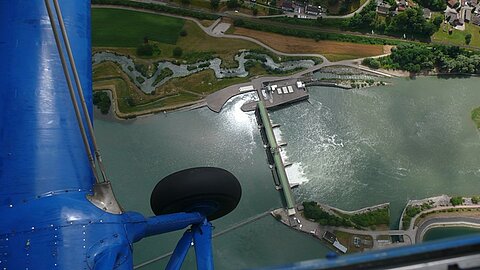 Flusskraftwerk am Rhein.