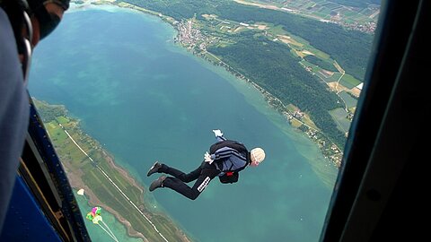 Ein weiterer Springer verlässt das Flugzeug.
