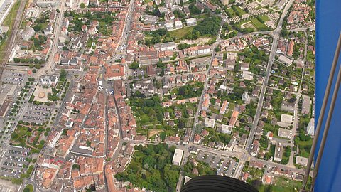 Die Stadt Yverdon wird überflogen.