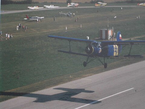 Start der AN-2 auf Piste 25.
