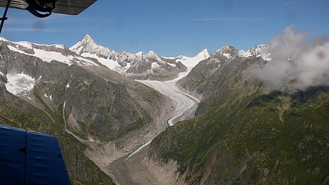 Fieschergletscher mit Finsterahorn und Schreckhorn.