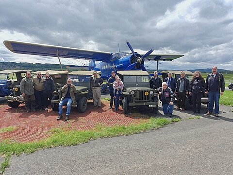 Passagiere mit ihren Jeep.