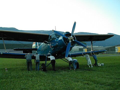Die Antonov wird auf ihren Standplatz geschoben.
