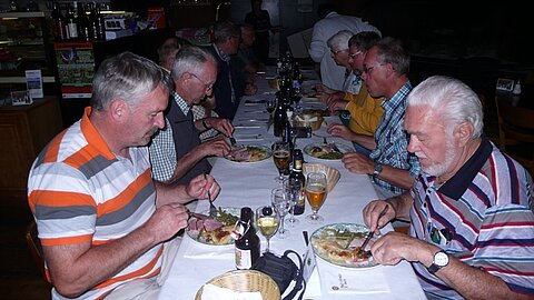 Beim Mittagessen.